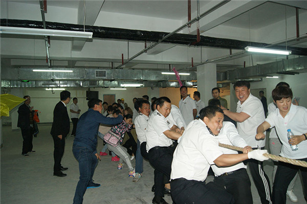 世融集团2016年迎“五四”拔河比赛圆满成功