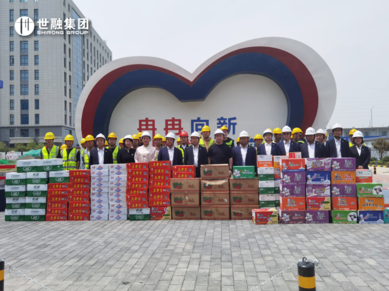 向假日坚守世融星樾建设项目岗位的劳动者致敬